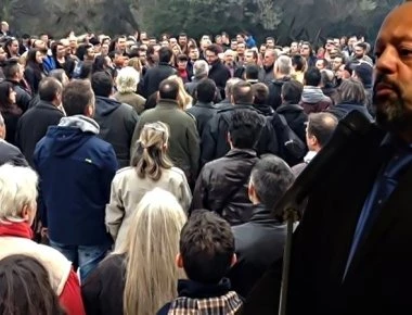 50 οπαδοί του Α. Σώρρα έξω από την ΓΑΔΑ σαν ένδειξη στήριξης στον αρχηγό τους (βιντεο)